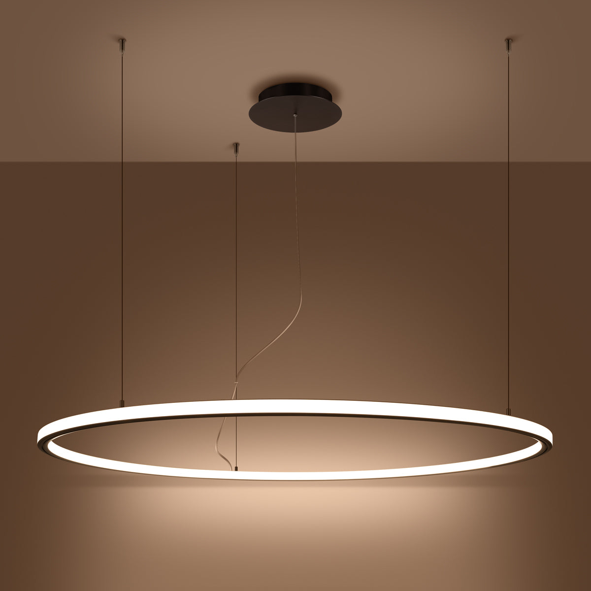 Mise en ambiance : anneau lumineux diffusant une lumière chaude sur mur brun