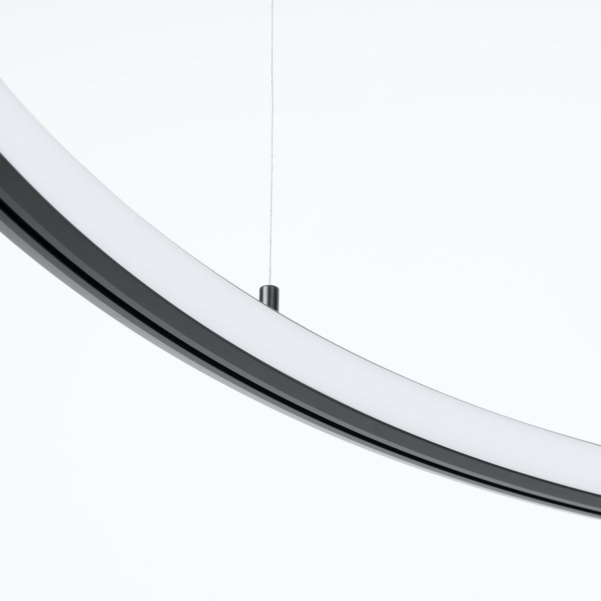 Détail du profil de l'anneau noir et du diffuseur blanc, câble de fixation