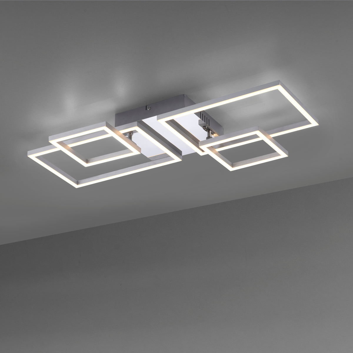 Vue rapprochée du plafonnier allumé, cadres lumineux fixés au plafond.