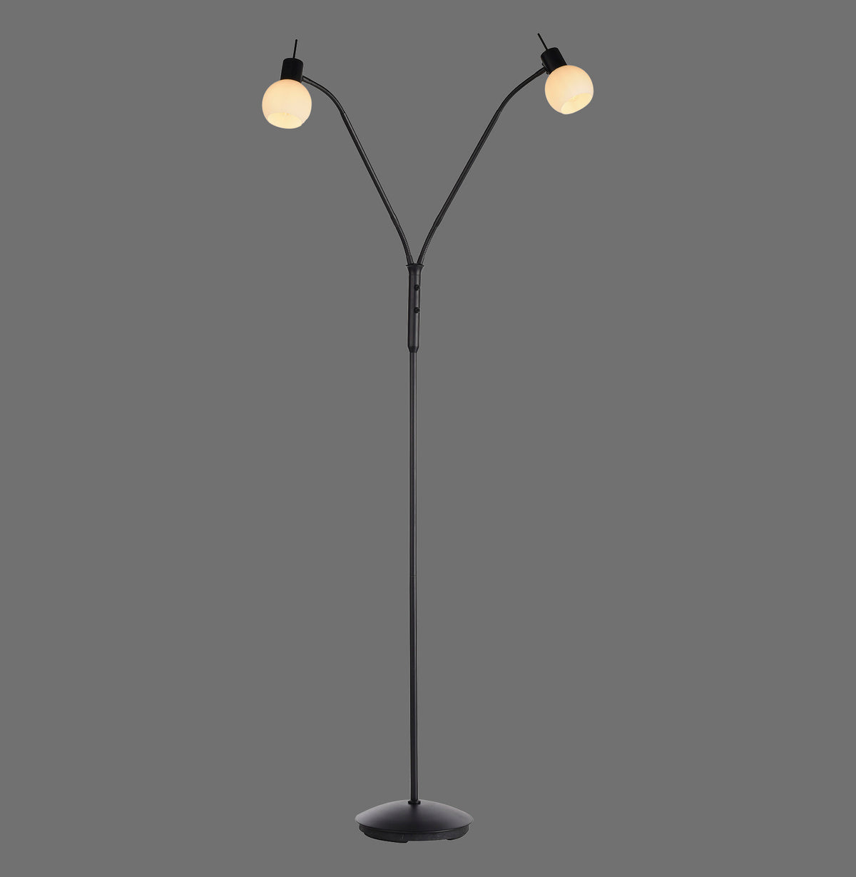 Lampadaire noir à deux globes en verre opale, vue de face sur fond gris.