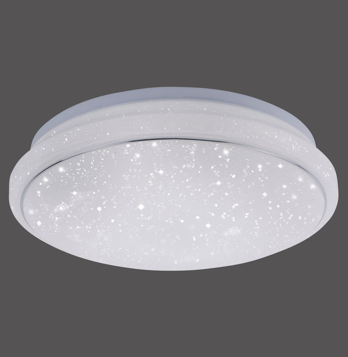 Plafonnier rond blanc vu de trois quarts sur fond gris, verre étoilé.