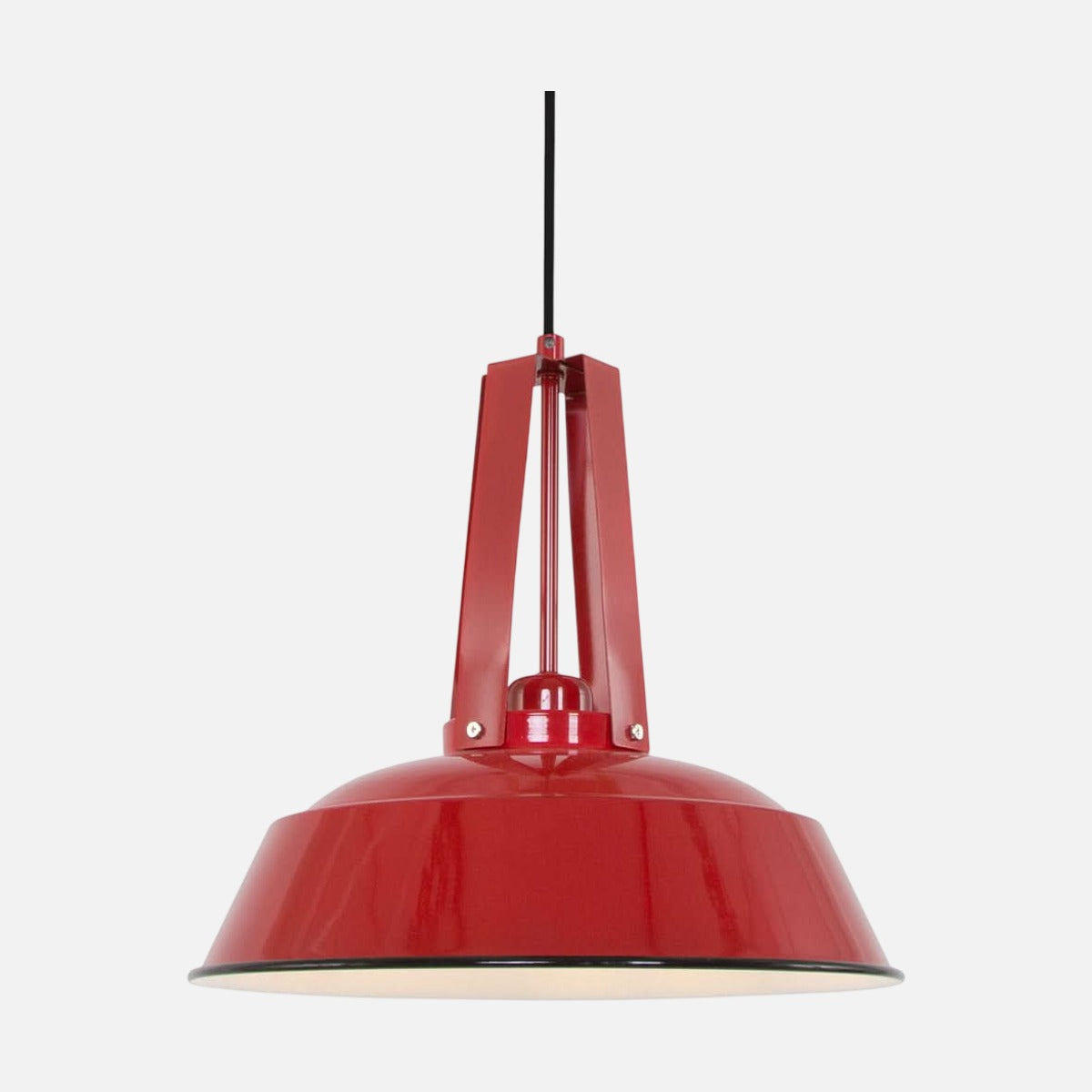 Suspension rouge de face, abat-jour cloche en métal laqué, câble noir et fixation apparente.