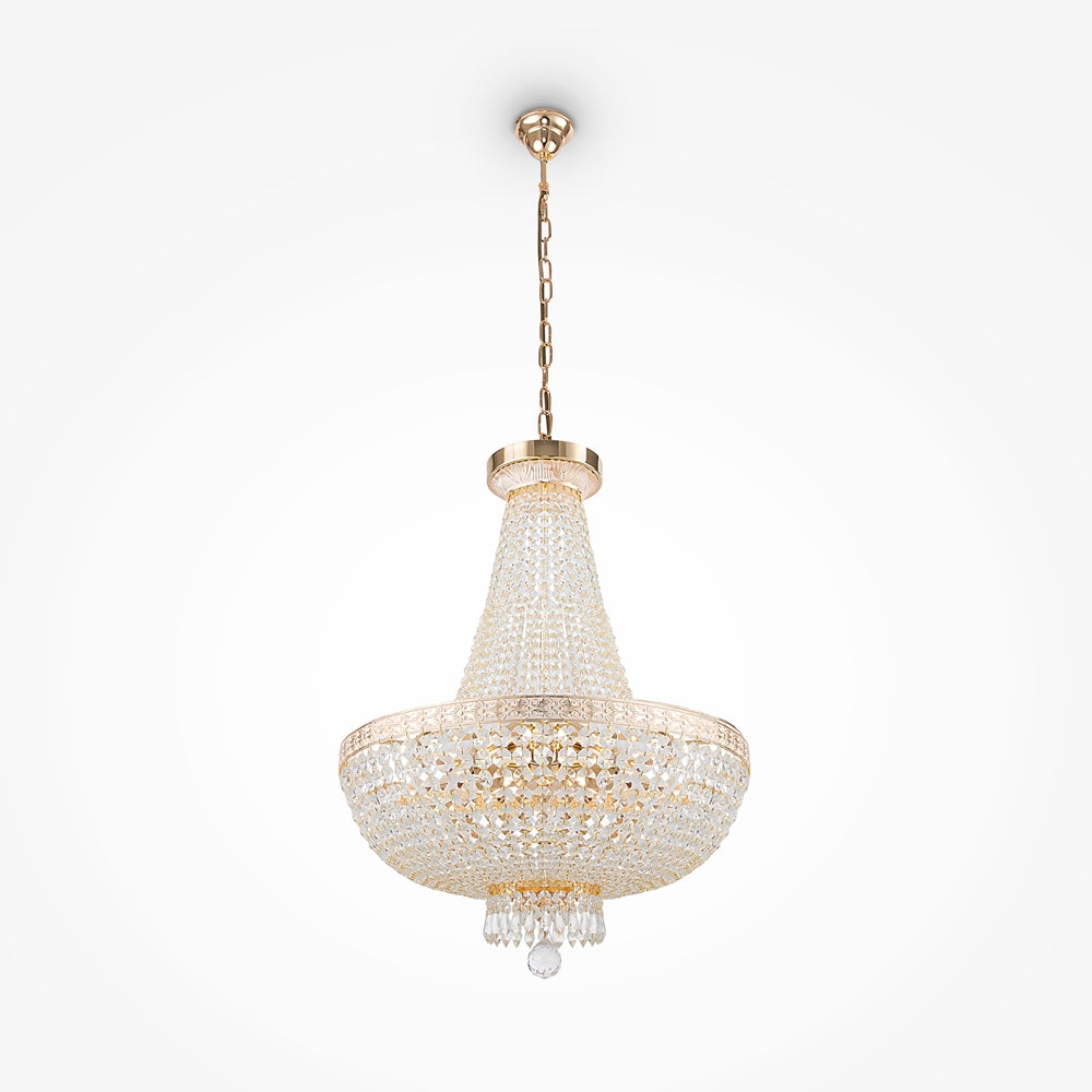 Lustre doré suspendu vu de face sur fond blanc, cristaux taillés