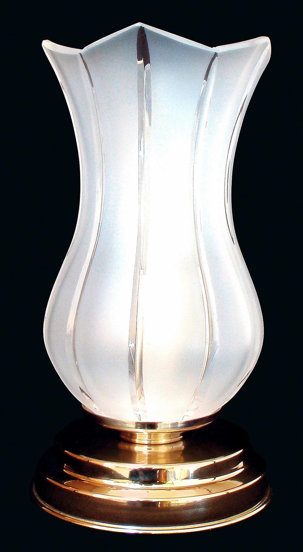 Lampe à poser de face, abat-jour en verre dépoli festonné sur socle doré.