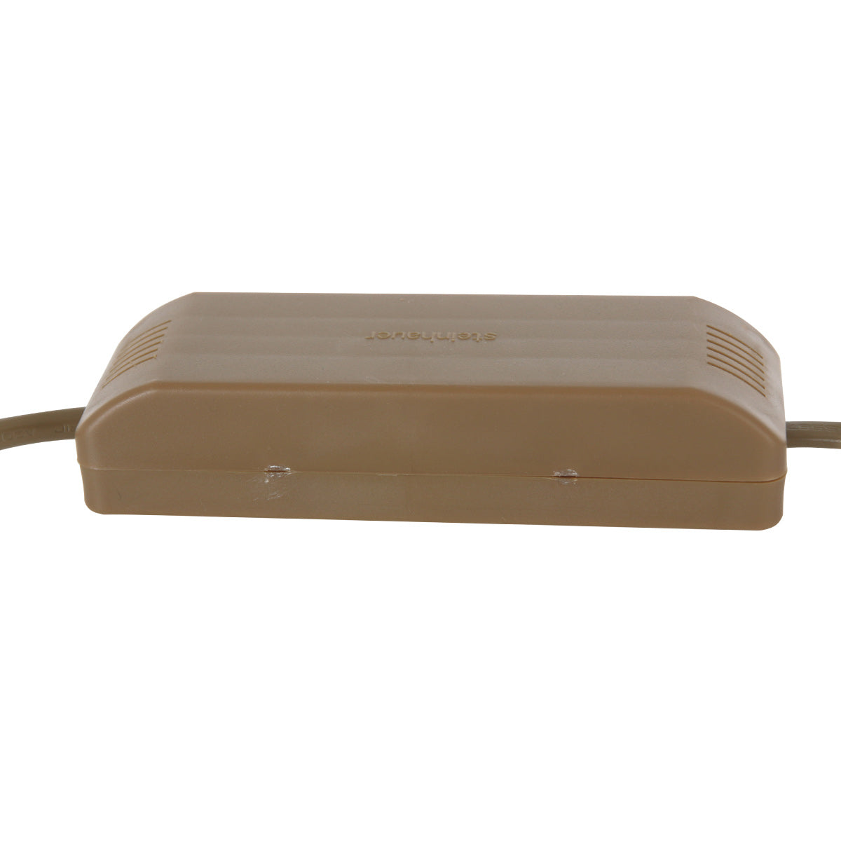 Adaptateur secteur beige avec câble marron, vue de près sur fond blanc.
