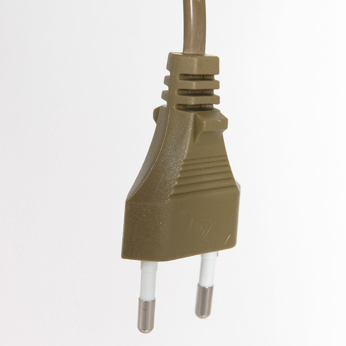 Détail de la fiche électrique marron avec broches métalliques et câble d'alimentation.