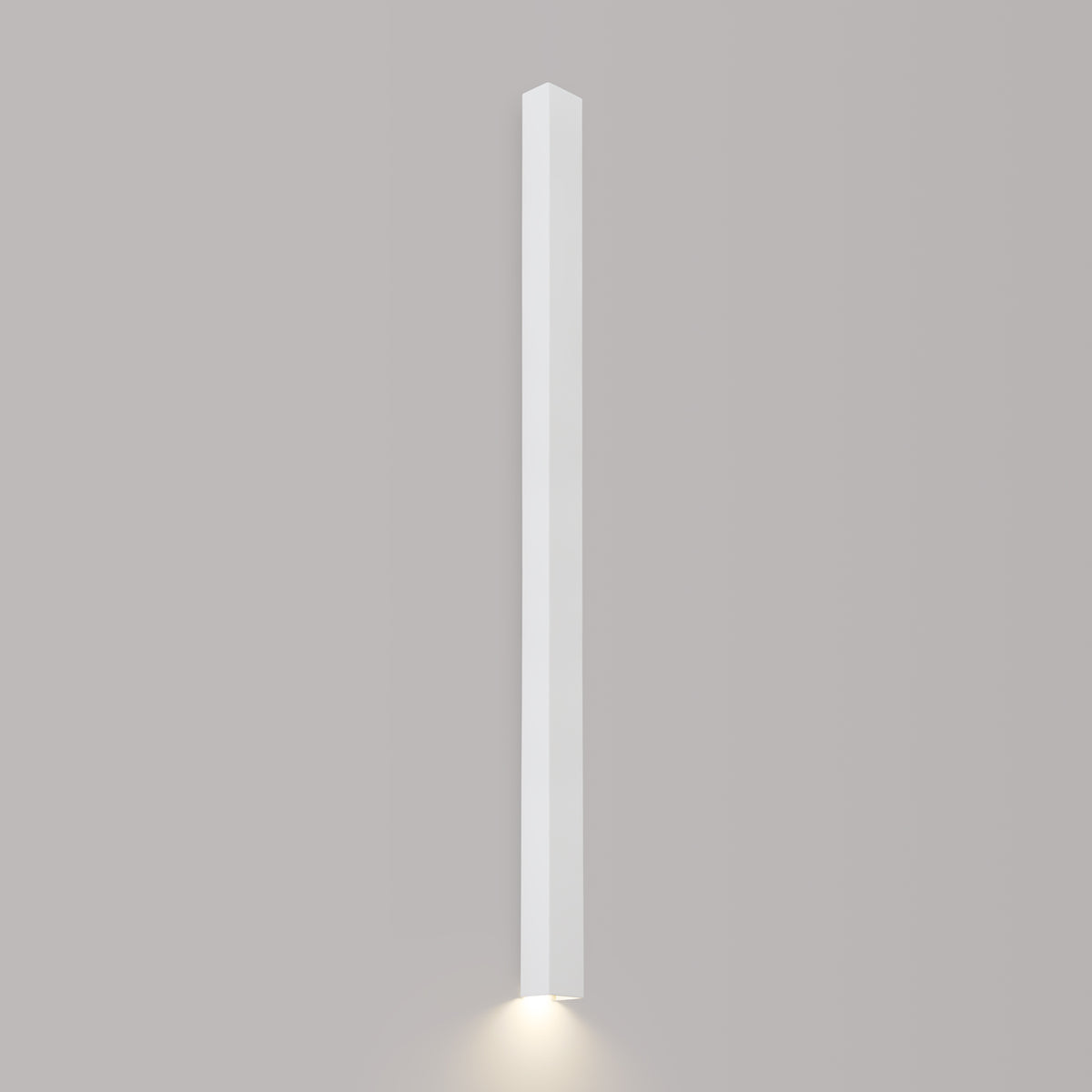 Même applique allumée, halo lumineux diffusé vers le bas sur le mur.