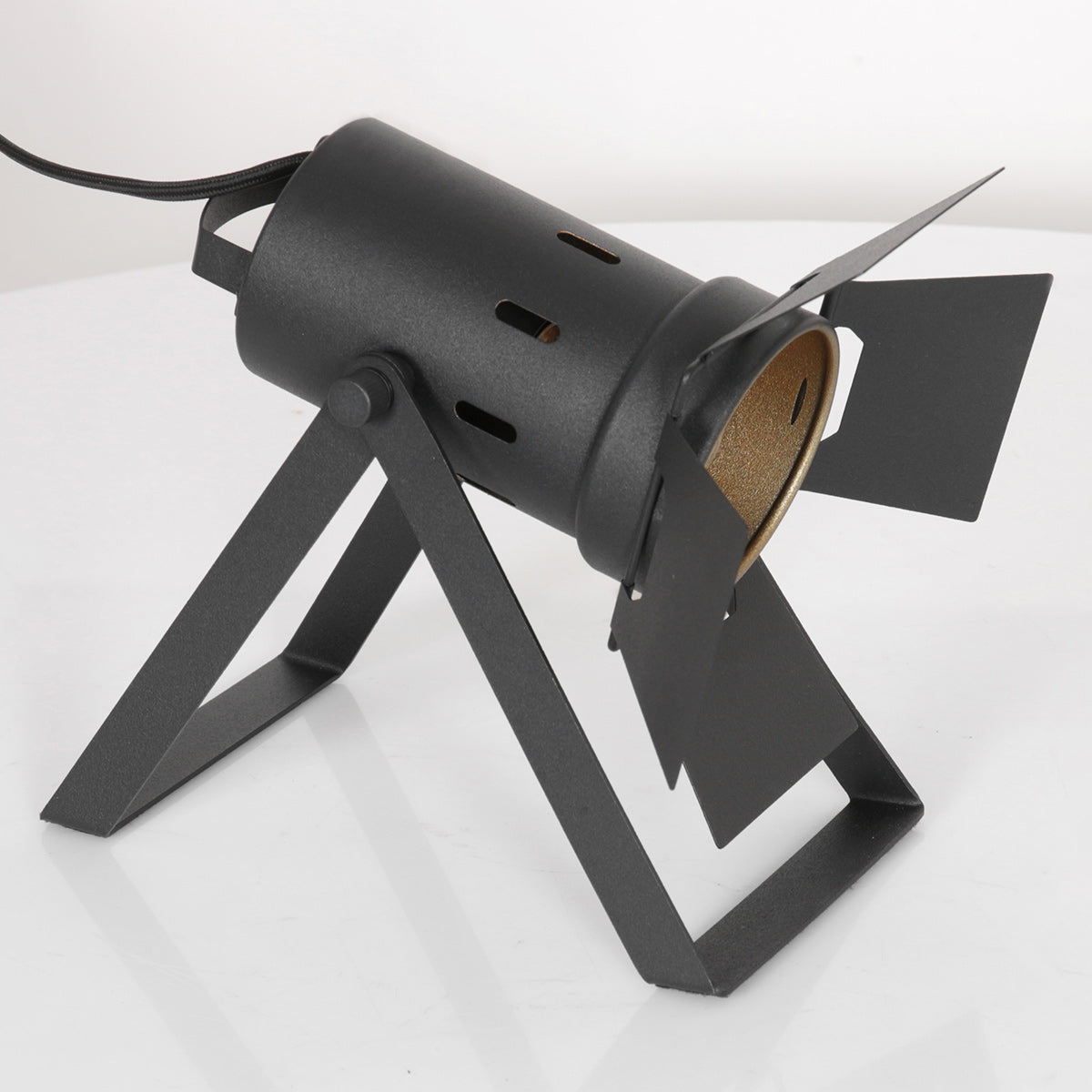 Profil de la lampe inclinée, câble d'alimentation noir et pied métallique plié