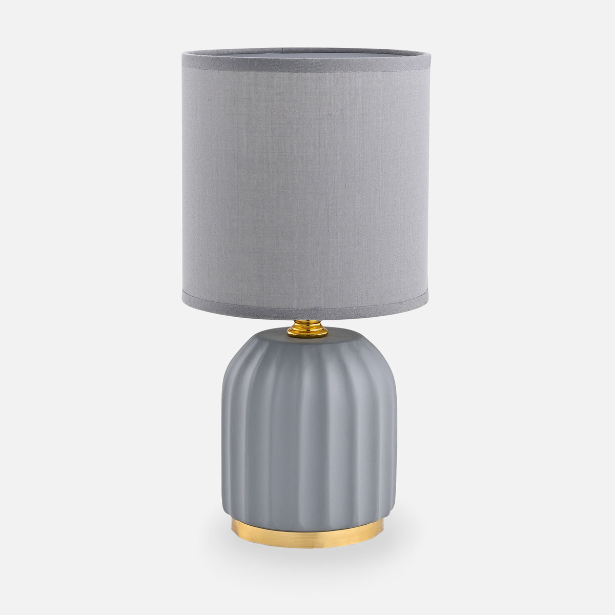 Lampe à poser grise de face, abat-jour cylindrique en tissu et base céramique côtelée