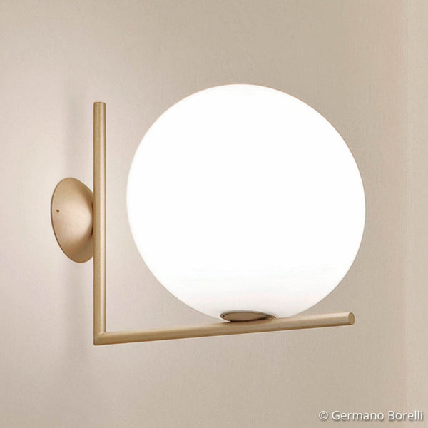 Applique murale IC C/W2 en verre, laiton brossé et blanc, hauteur 31,6 cm
