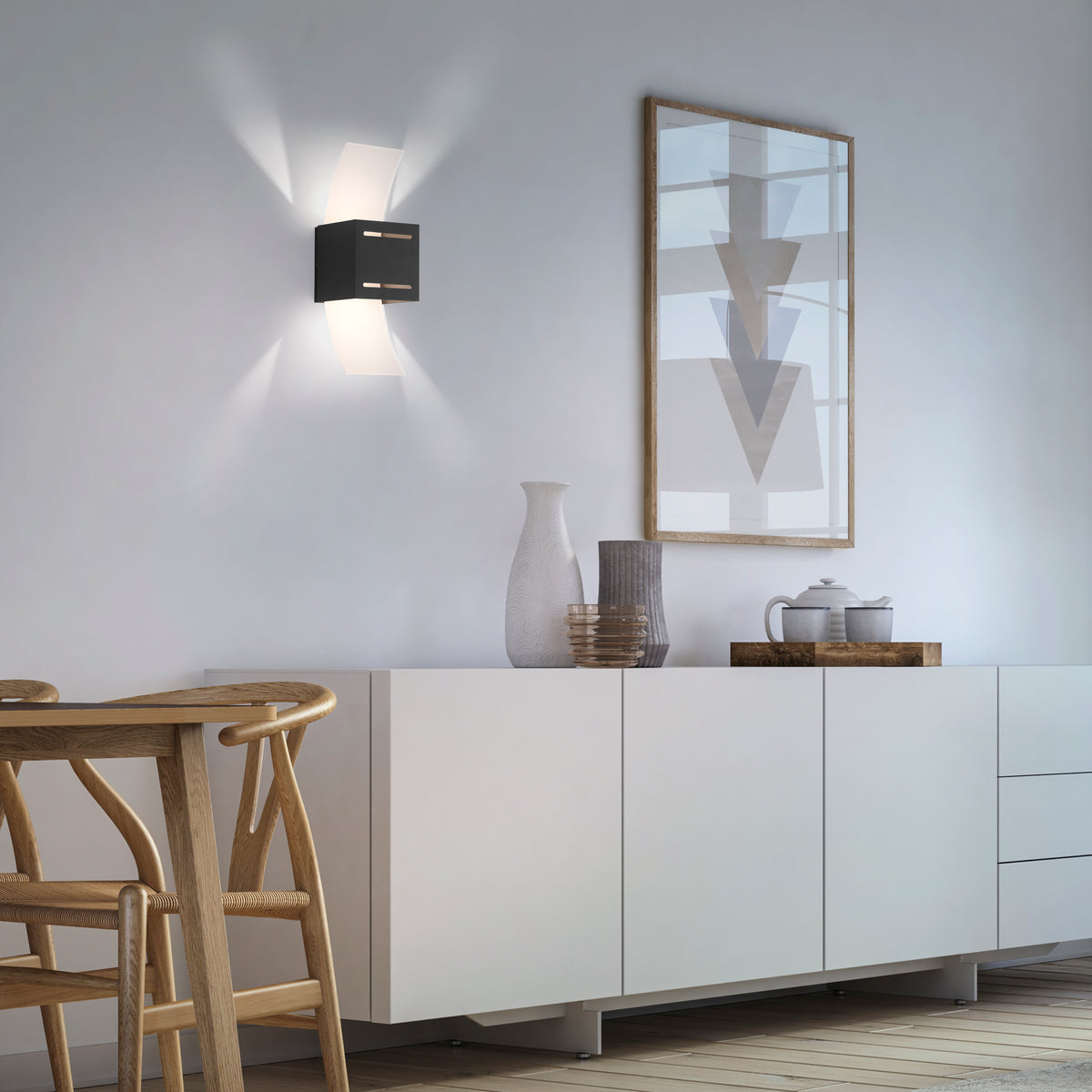 Mise en ambiance : applique allumée sur mur gris, au-dessus d'un meuble blanc