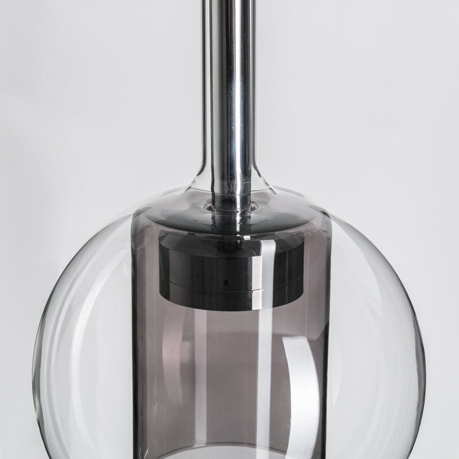 Détail de la jonction entre la tige métallique et le globe de verre fumé.