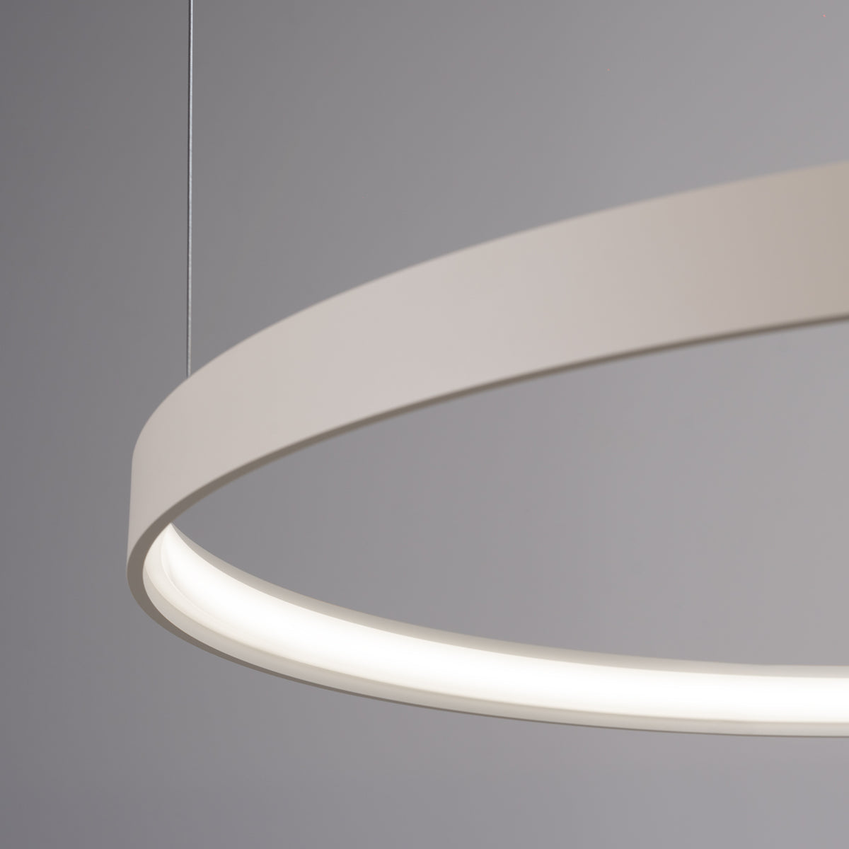 Gros plan sur le ruban LED diffusant sous un anneau blanc