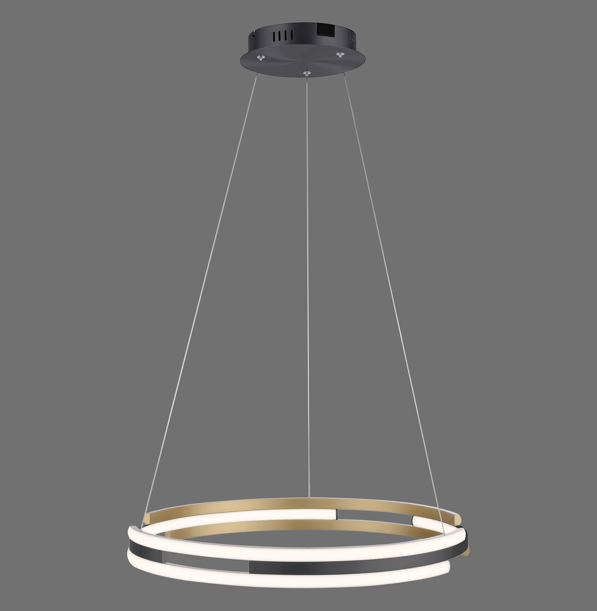 Suspension moderne à double anneau lumineux, finition laiton et noir, sur fond gris.