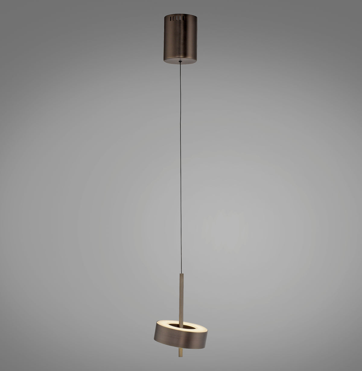 Suspension marron vue de face sur fond gris, câble fin et tête annulaire
