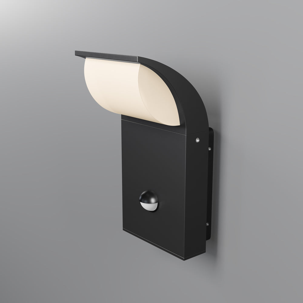 Applique murale noire vue de trois quarts avec diffuseur blanc incurvé et détecteur