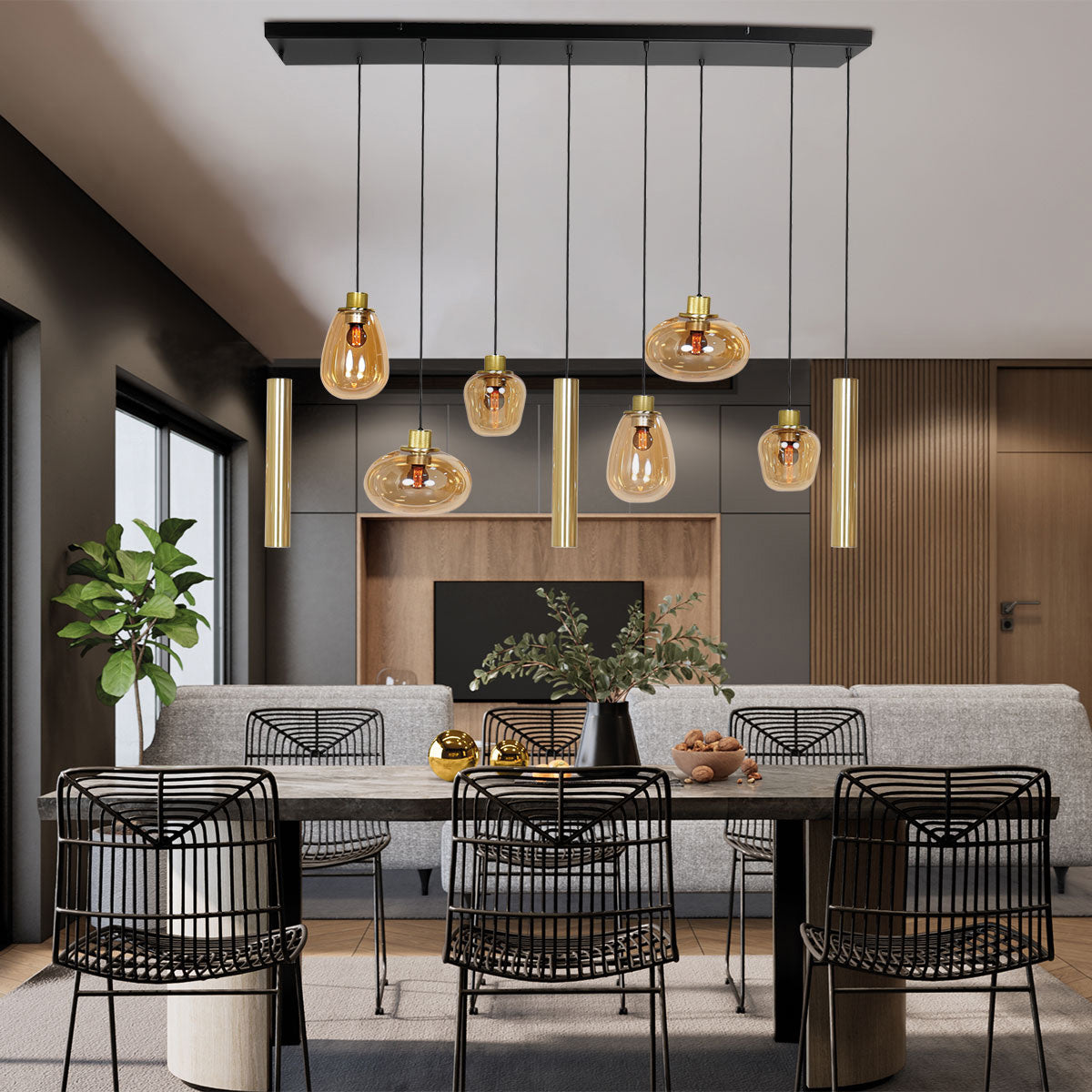 Luminaire suspendu salle à manger Reflexa au-dessus d'une grande table, 9 globes verre ambré et spots laiton