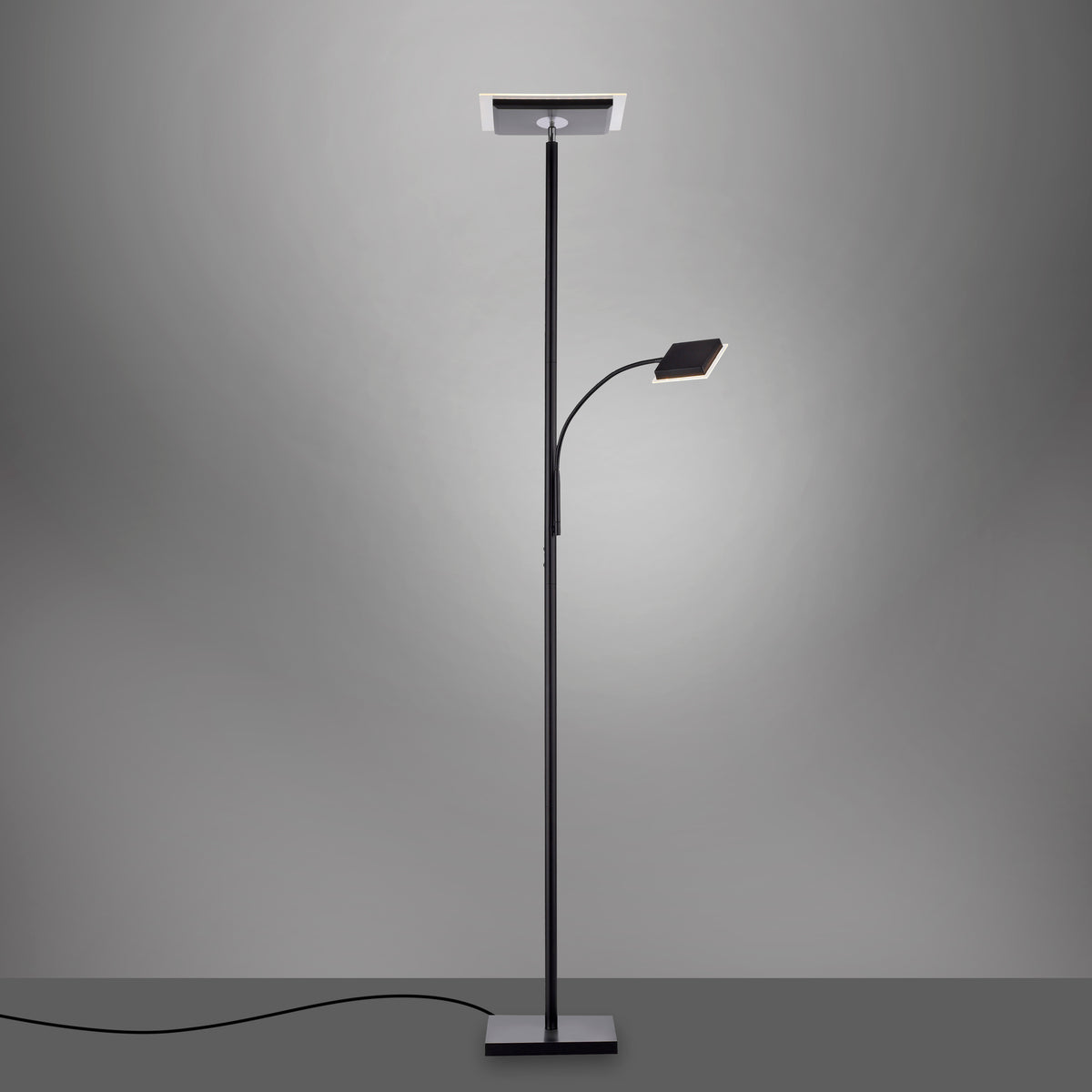 Luminaire allumé dans une pièce sombre, halo lumineux projeté au plafond