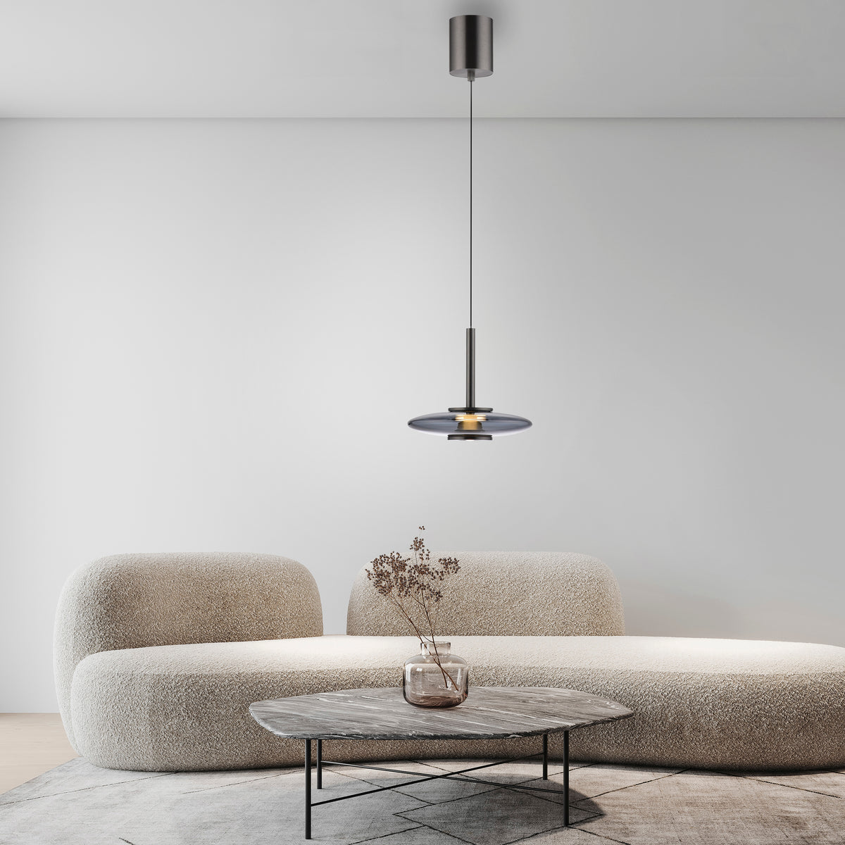 Mise en ambiance au-dessus d'un canapé et d'une table basse dans un salon clair.