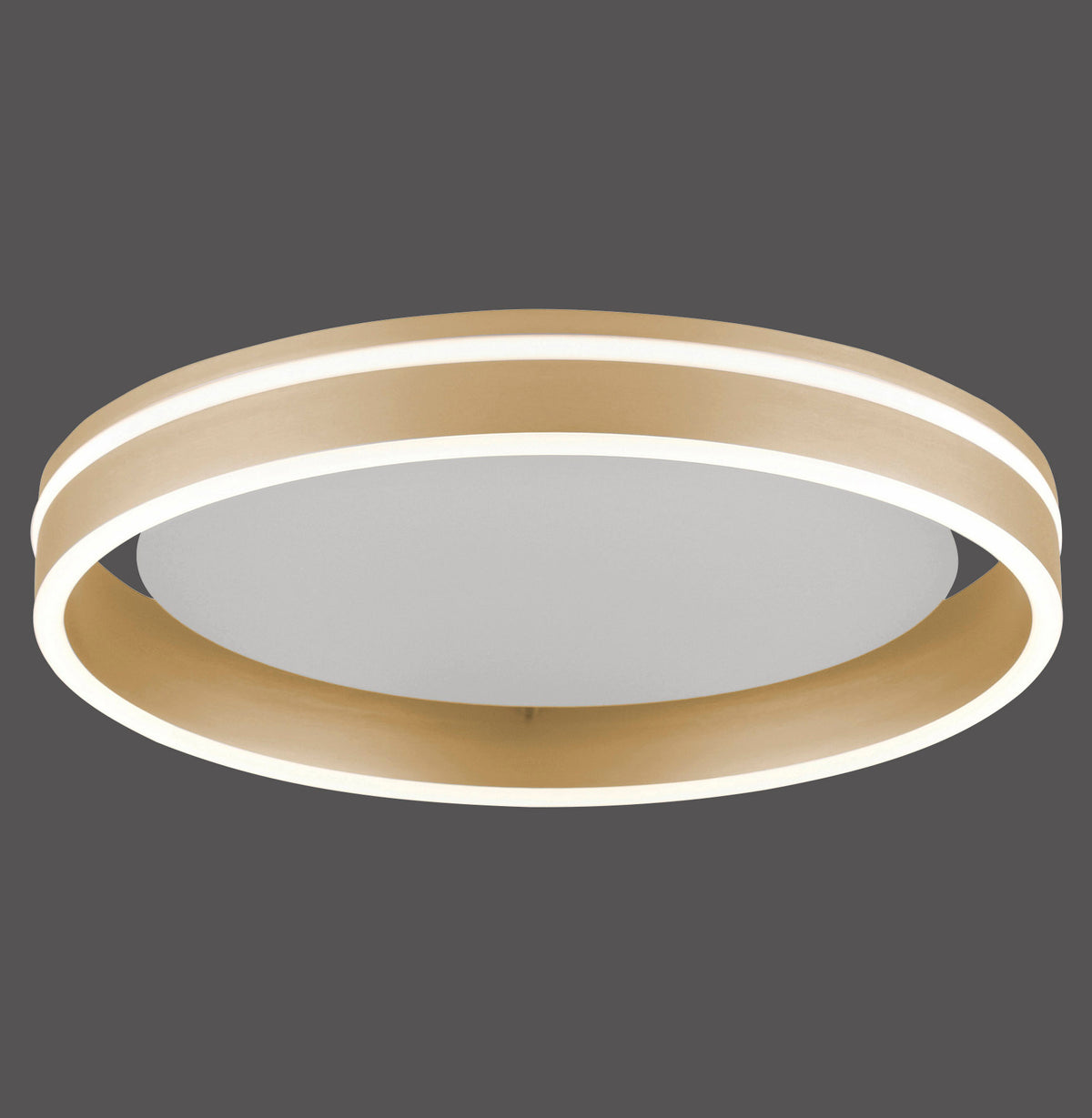 Plafonnier LED rond en laiton mat, éclairé sur fond sombre.