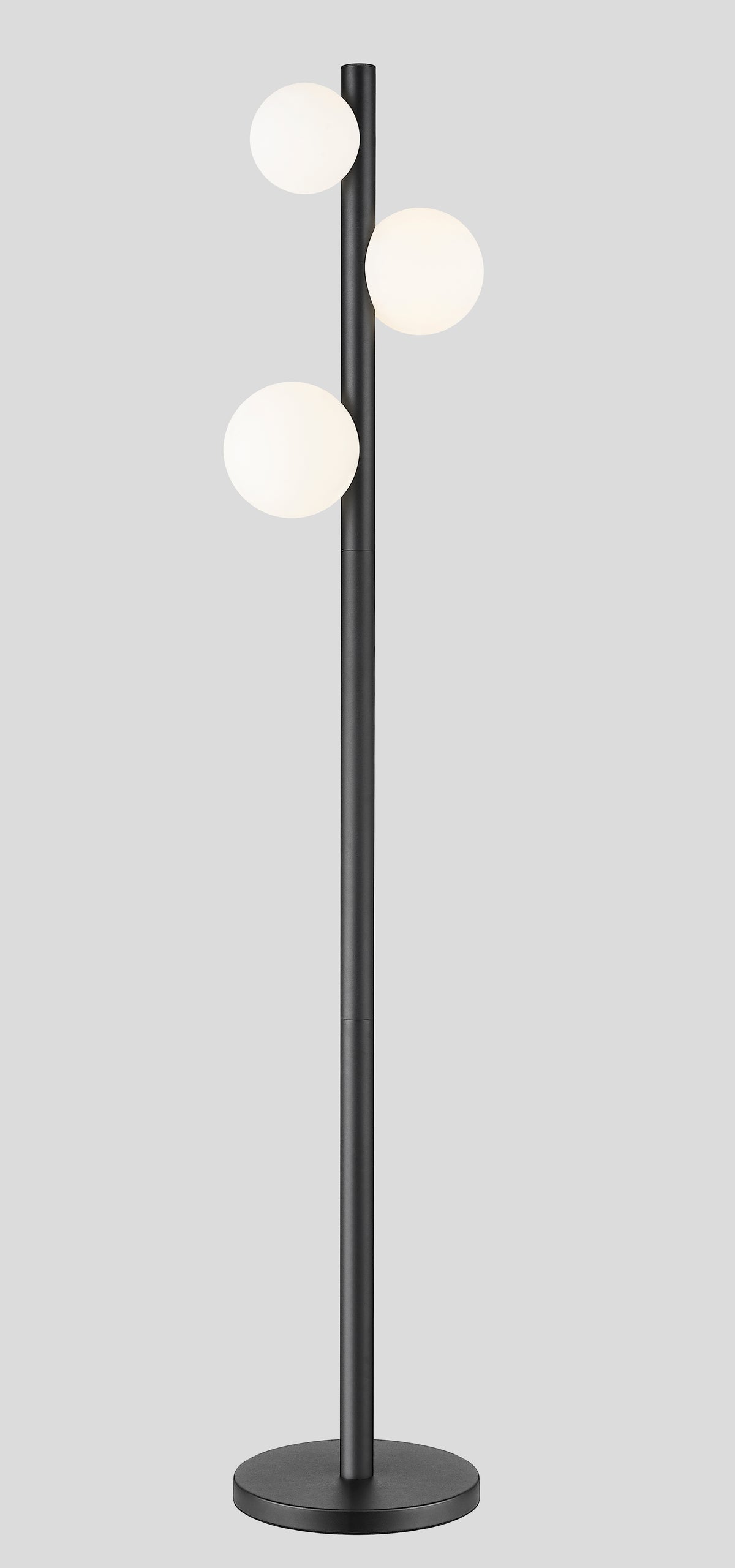 Lampadaire noir mat vu de face avec trois globes de verre blanc opalin