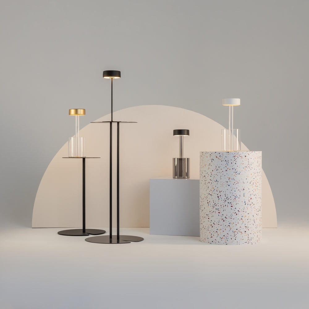 Gamme de lampes posées ou sur pied dans un décor géométrique coloré
