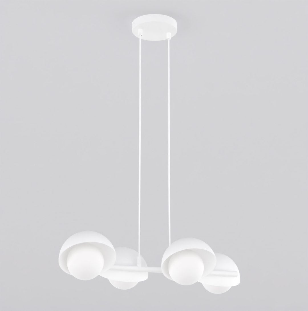 Lustre blanc à quatre lumières suspendu, abat-jour demi-sphériques et câbles fins sur fond gris.