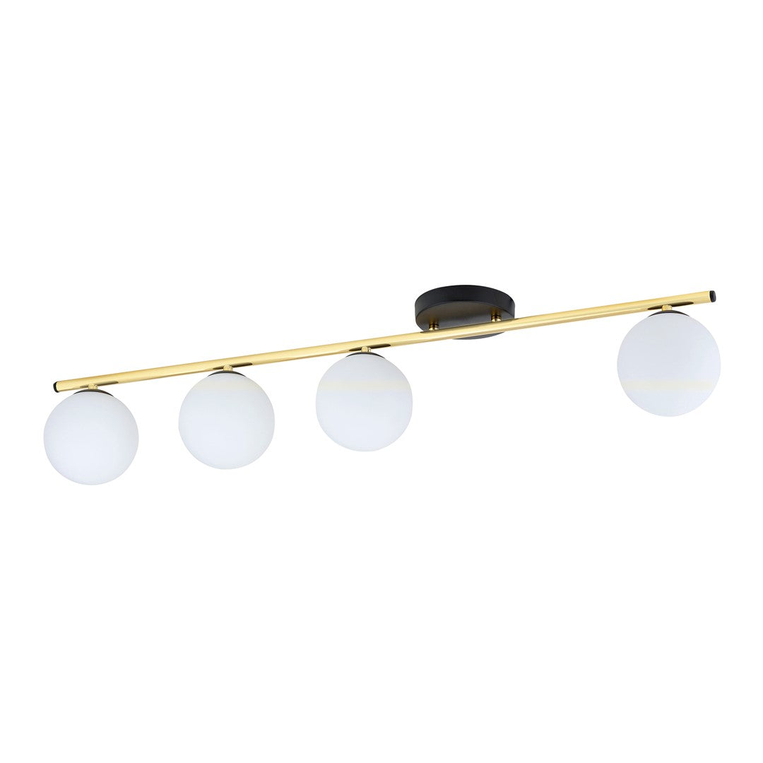 Plafonnier linéaire noir et laiton avec quatre globes en verre opale, vue de face.