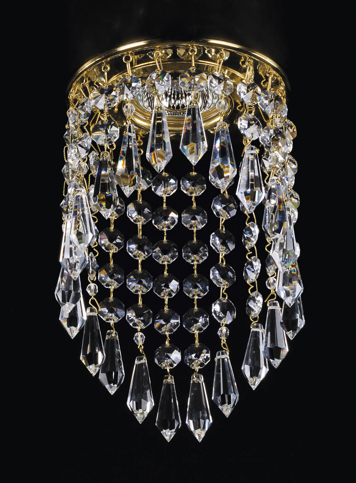 Vue de face du luminaire doré avec ses cascades de cristaux scintillants.
