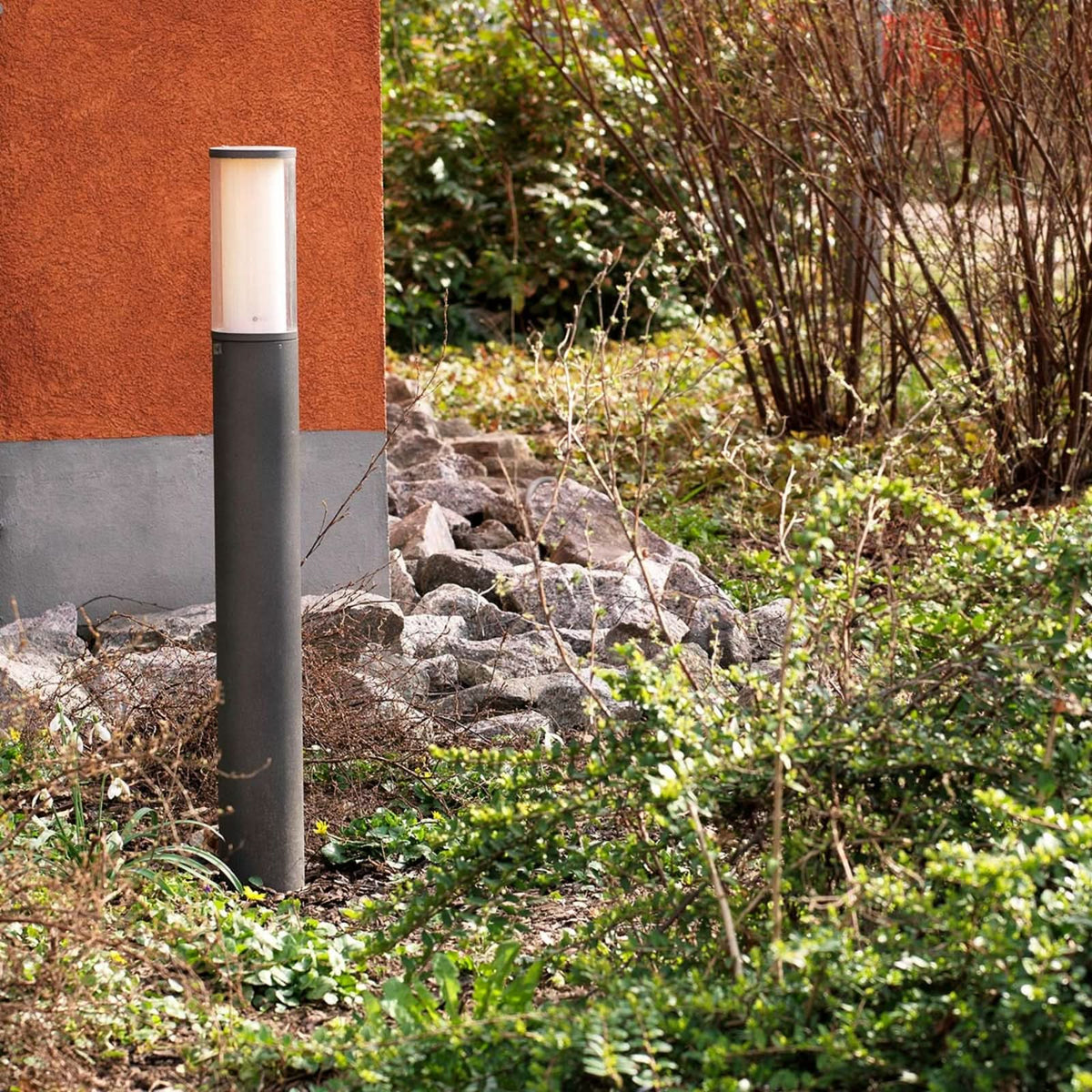 Borne lumineuse d'extérieur Sublime Elvio en verre, anthracite et blanc, Ø 10 cm, IP44