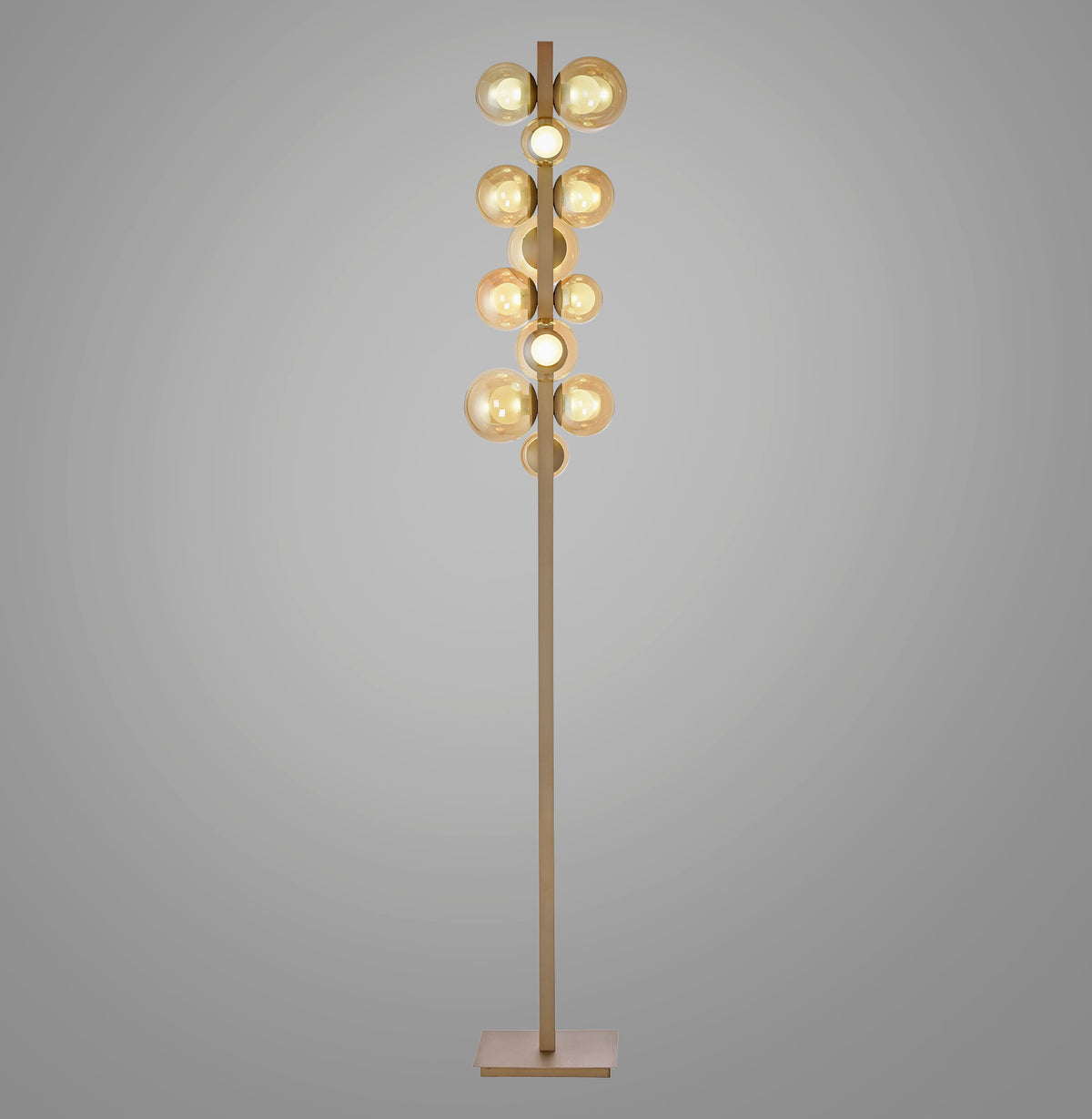 Lampadaire droit à globes de verre ambré empilés le long du mât central