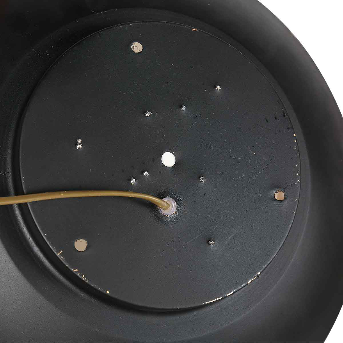 Vue arrière du plafonnier noir, montrant la base et le câble d'alimentation.