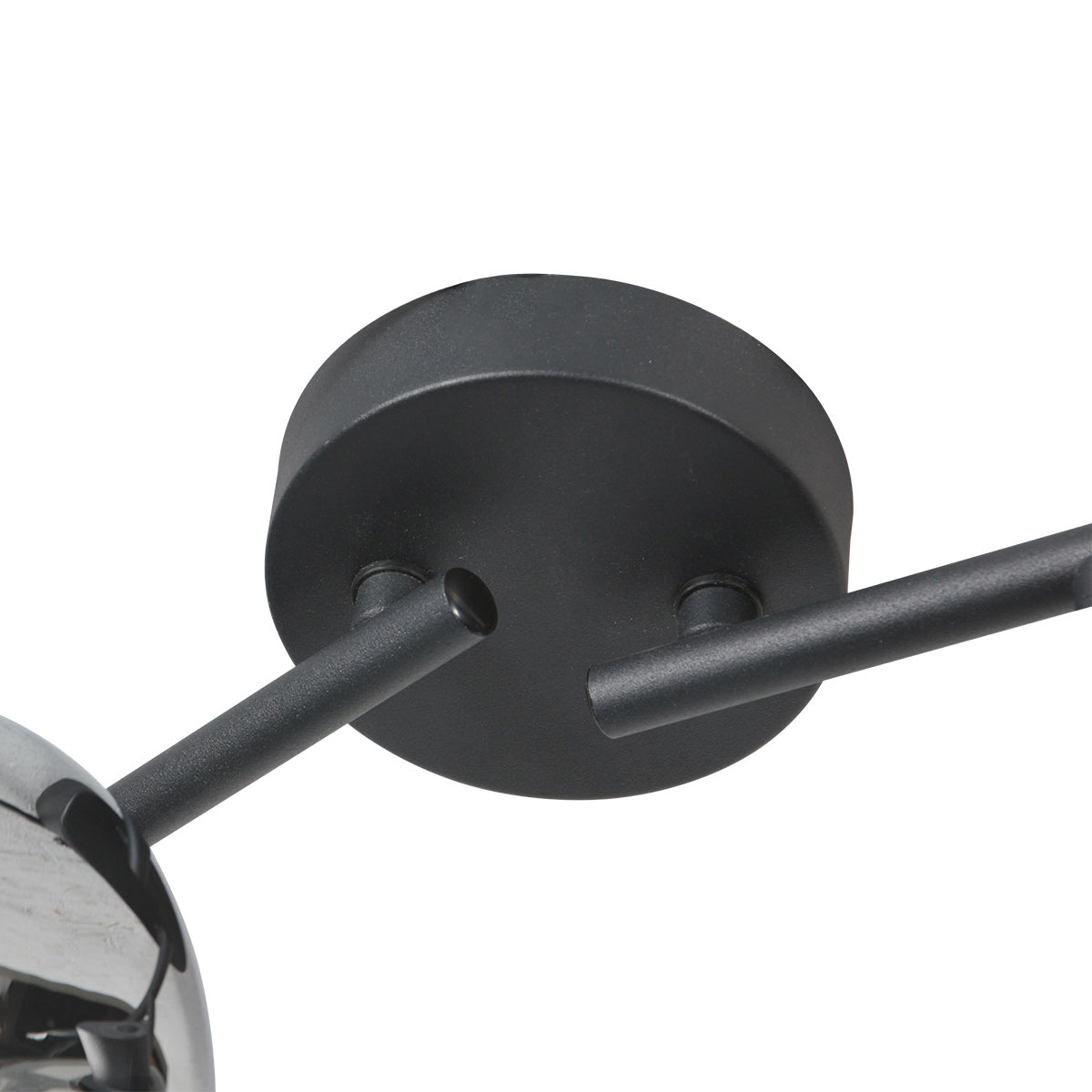 Détail de la base de fixation ronde et des bras métalliques noirs du luminaire.
