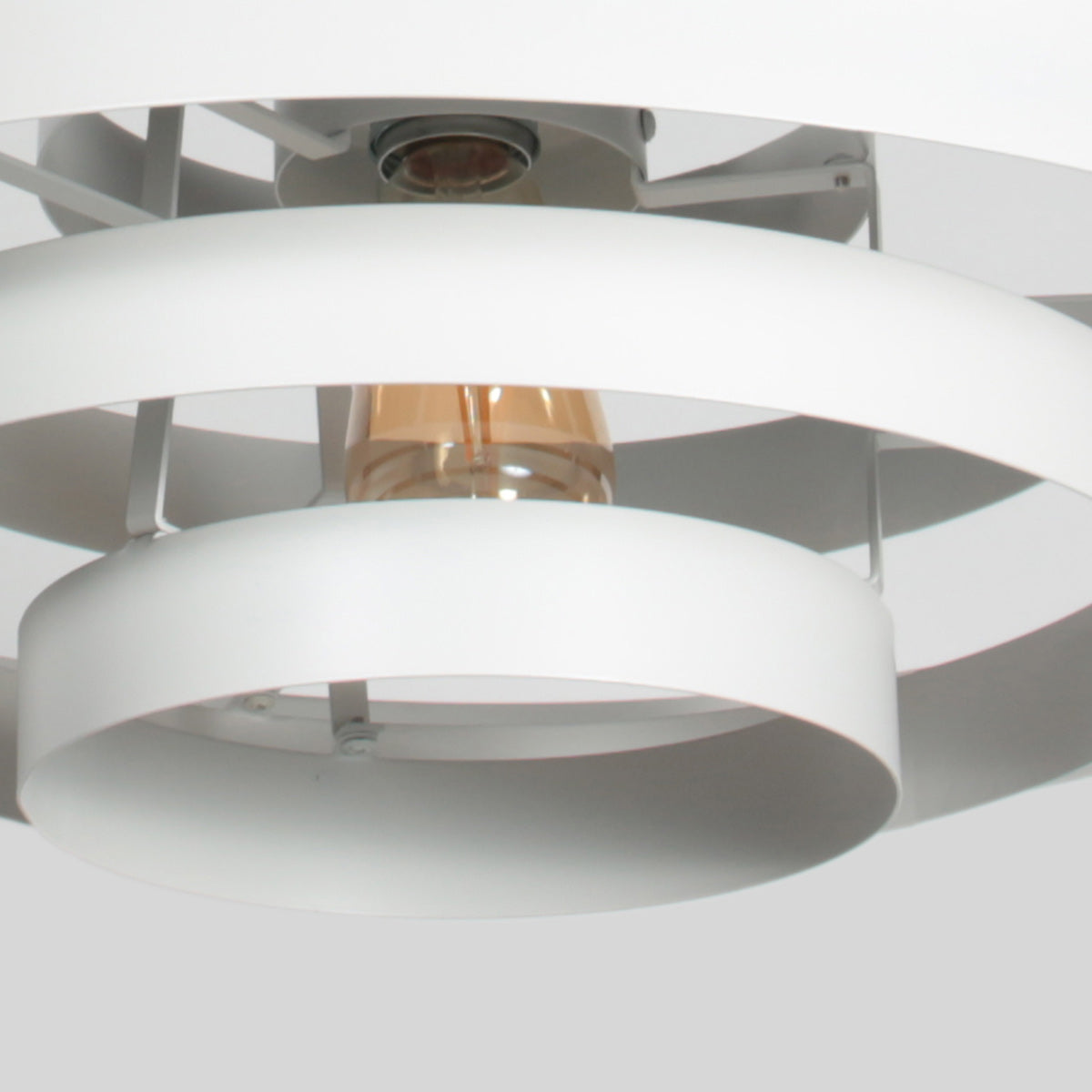 Vue de dessous des anneaux dorés de la suspension design Halo Cirque – Designix.fr