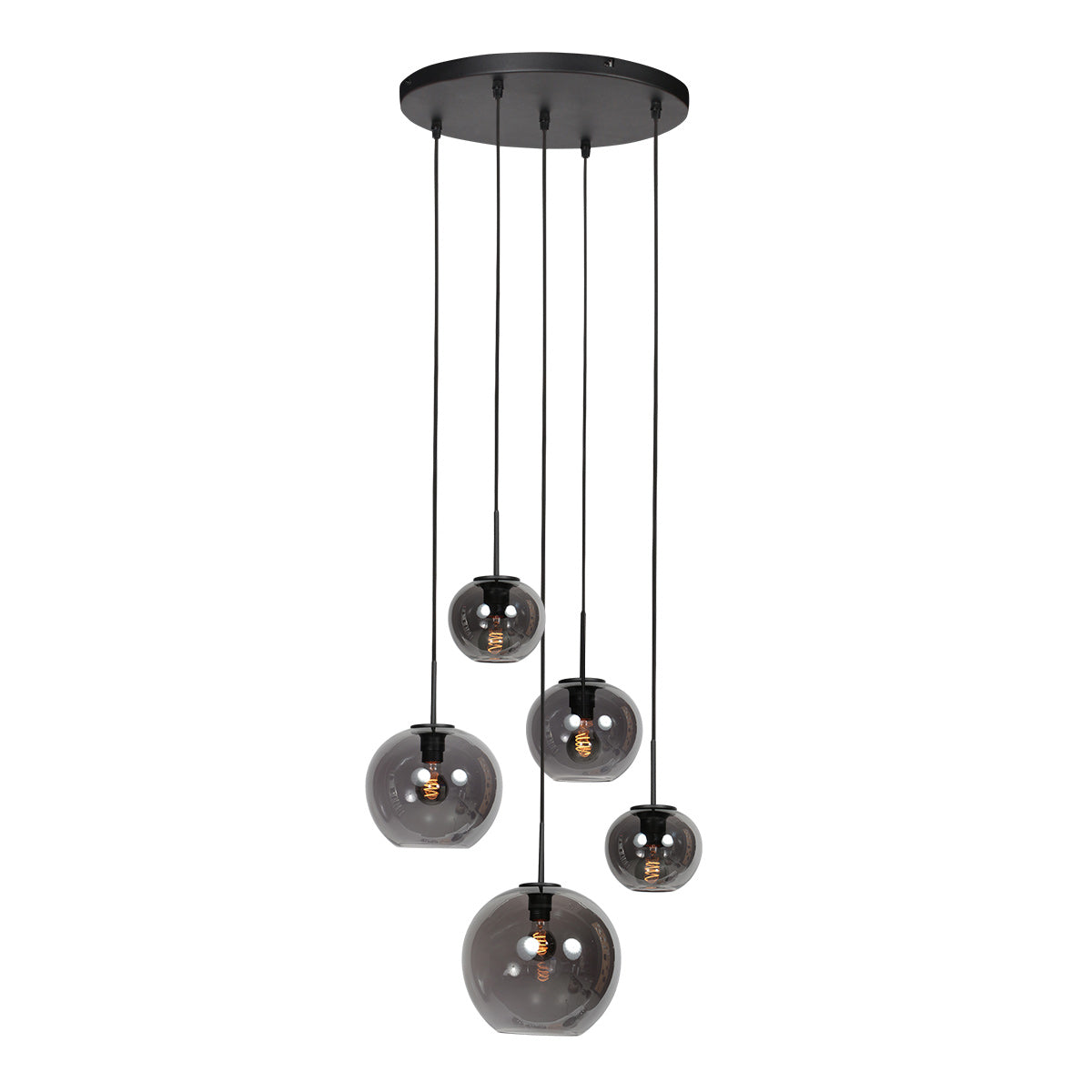 Suspension aux cinq globes fumés avec ampoules allumées, lumière chaude visible.
