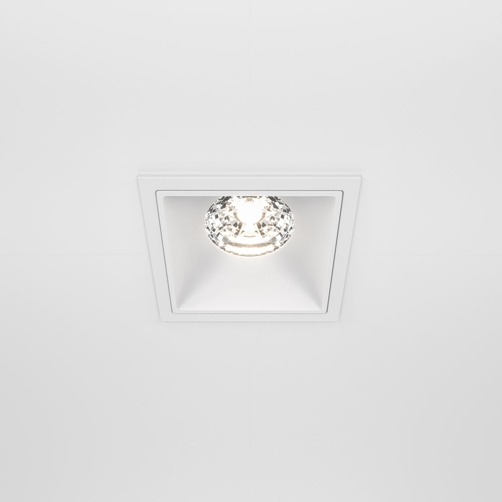 Spot LED carré blanc encastré vu de face dans un plafond blanc