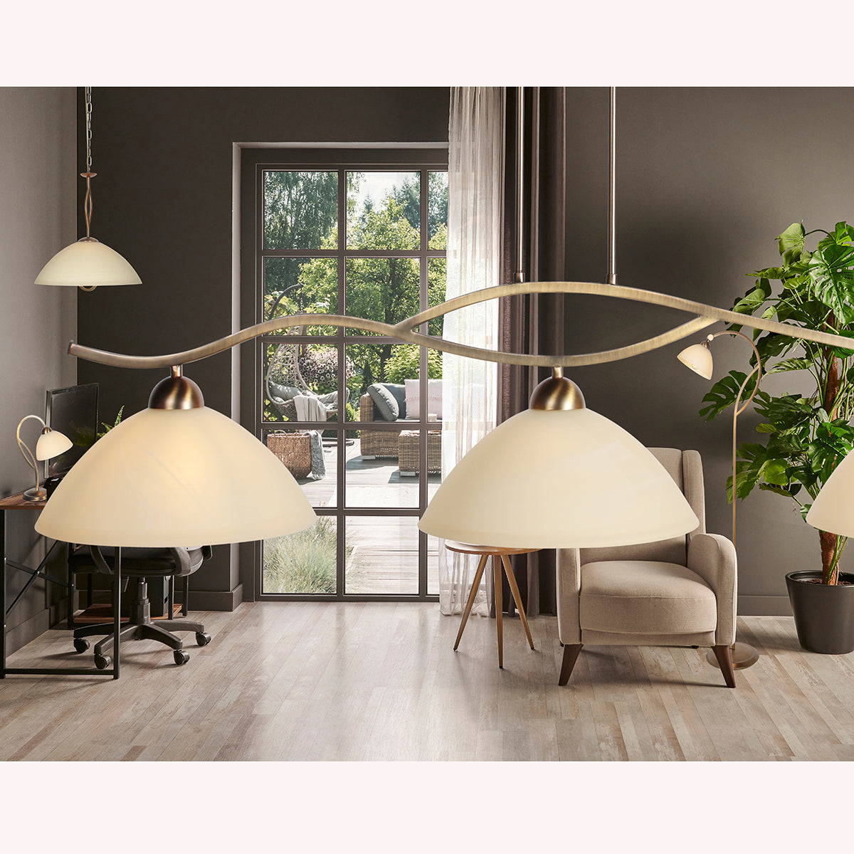 Mise en ambiance dans une pièce de vie, suspension allumée au-dessus du mobilier.