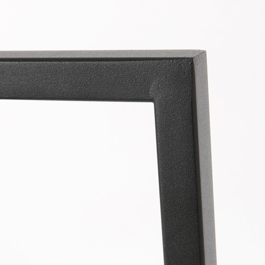 Détail du montant métallique noir, finition texturée grainée et angle droit