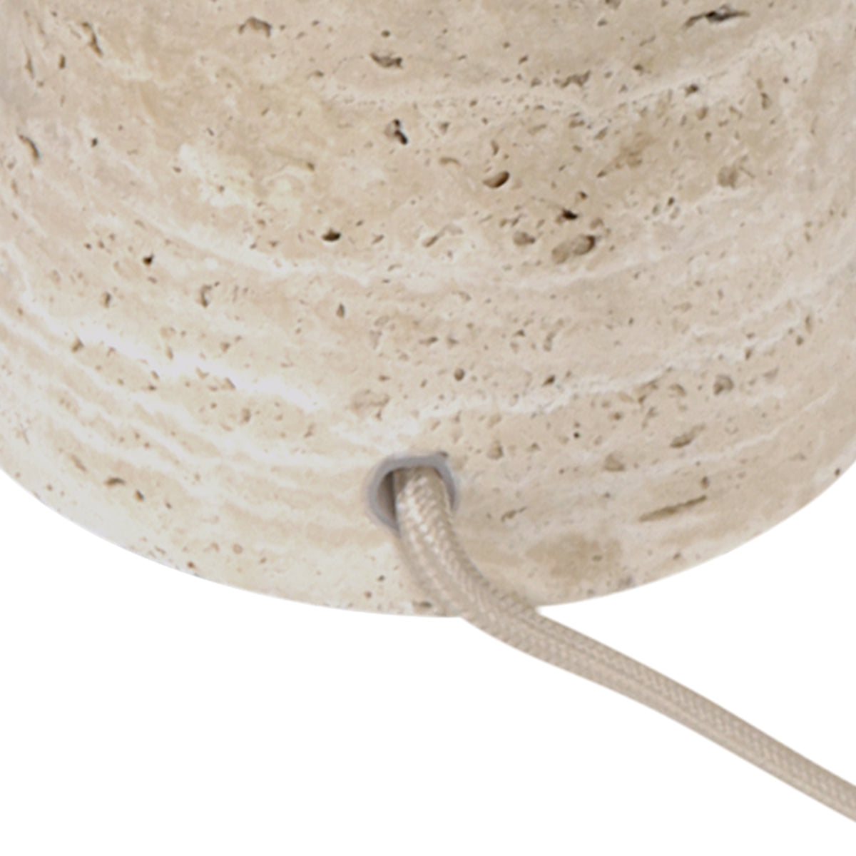 Gros plan sur la texture veinée du travertin et la sortie de câble