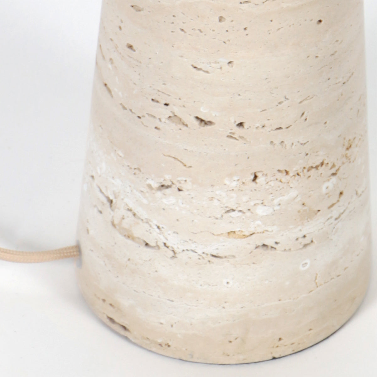 Détail du socle en travertin naturel crème de la lampe à poser Travino