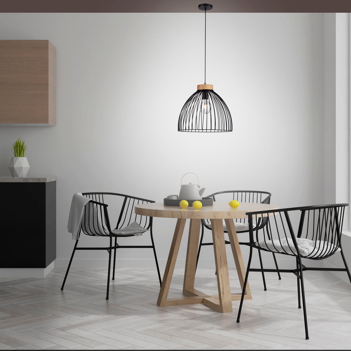 Mise en ambiance au-dessus d'une table à manger en bois dans une pièce claire.
