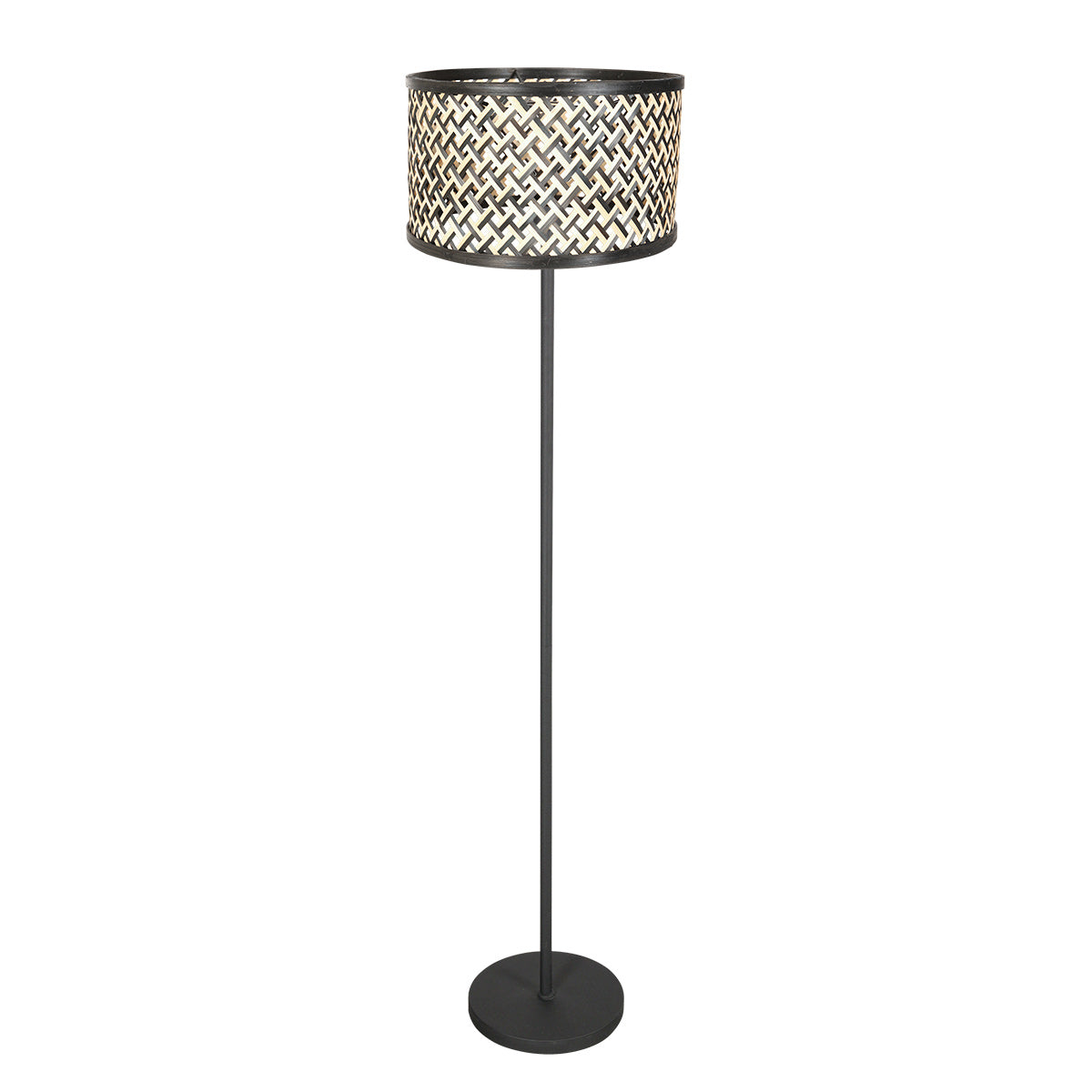 Vue de face du lampadaire au pied rond et à l'abat-jour ajouré en bambou.