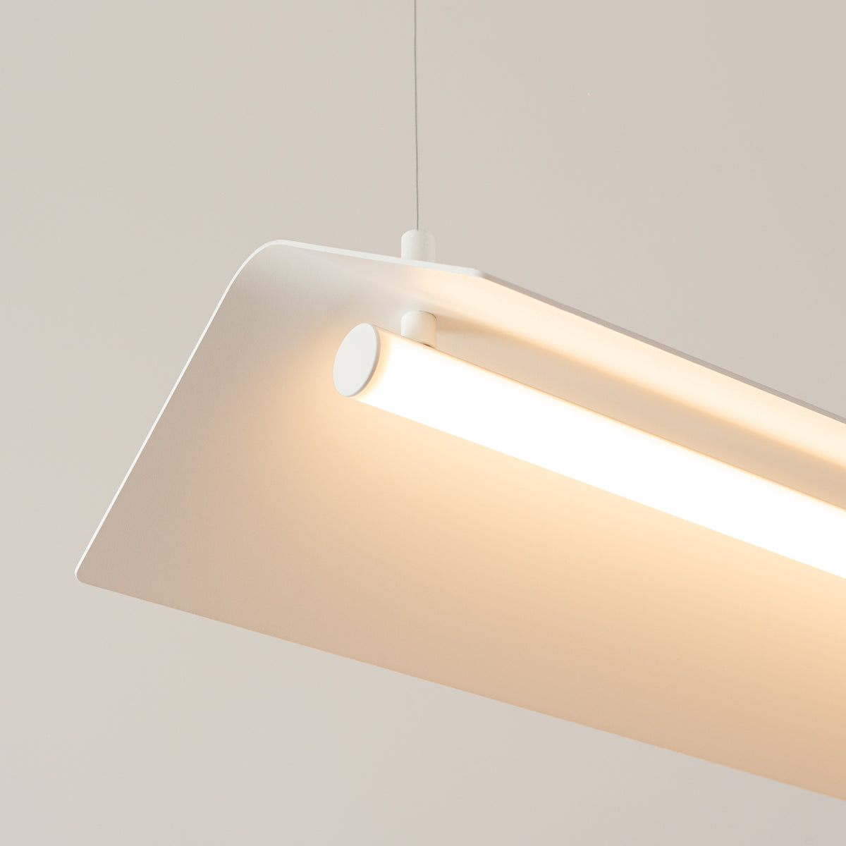 Détail rapproché de l'extrémité avec module LED et cache circulaire blanc