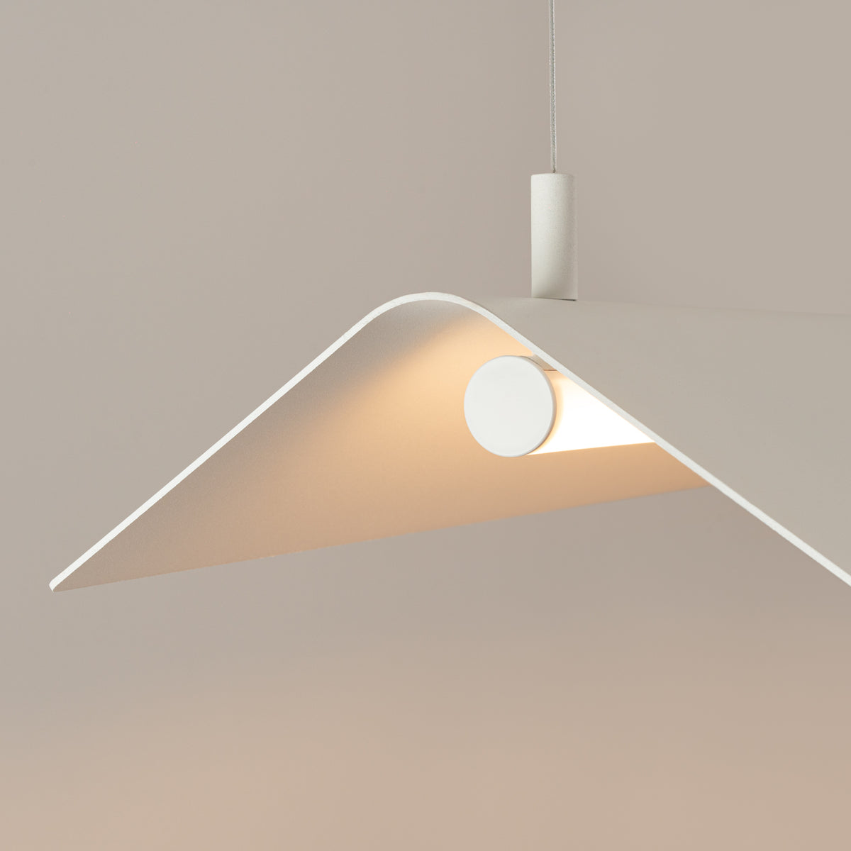 Gros plan sur la pointe du profil en V et la source lumineuse