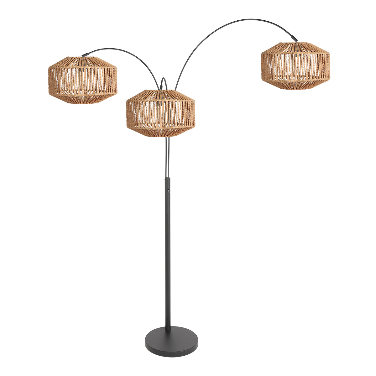 Les trois abat-jours en corde naturelle du lampadaire Cordéo orientés sur leurs arcs