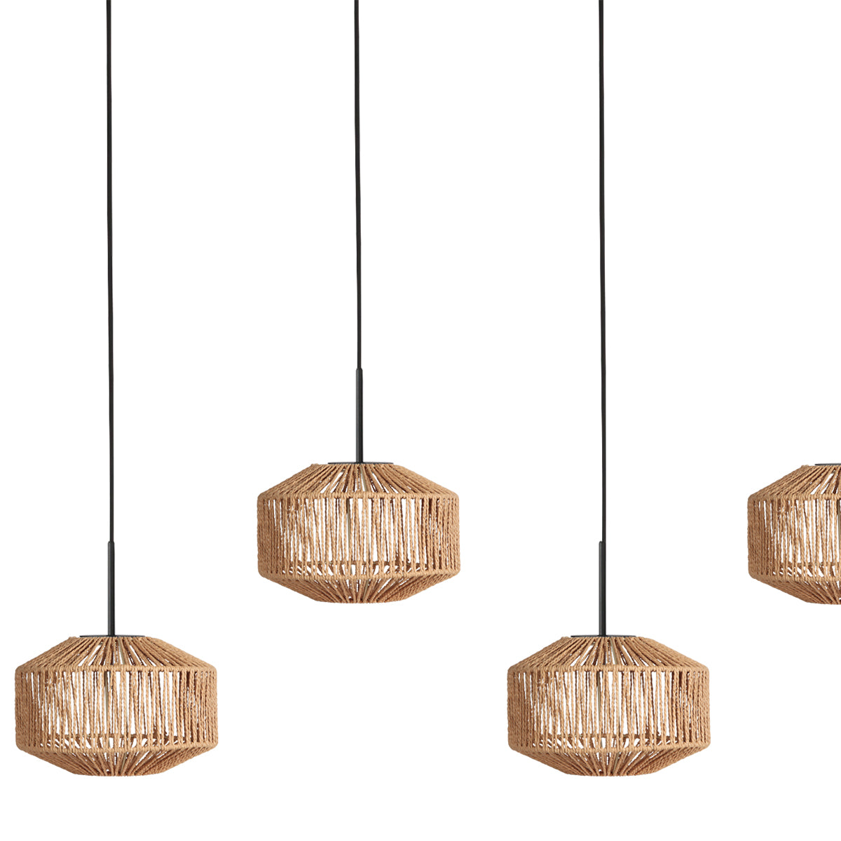 Détail de trois abat-jours en corde naturelle tressée de la suspension Cordéa