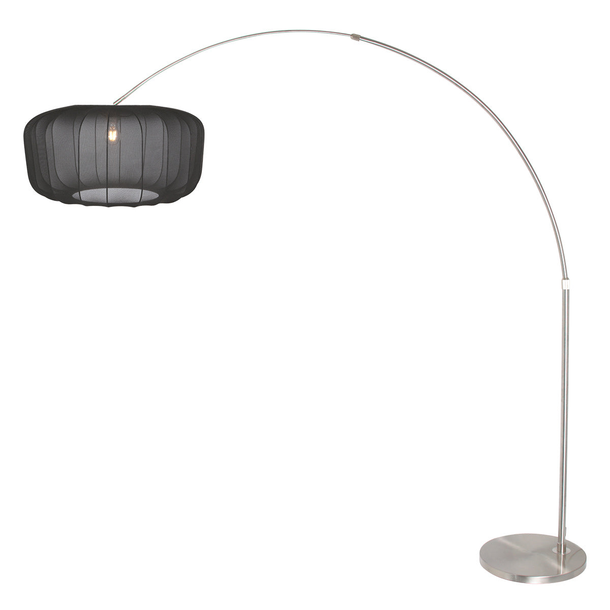 Vue inversée du lampadaire, abat-jour noir suspendu à gauche et base ronde à droite.
