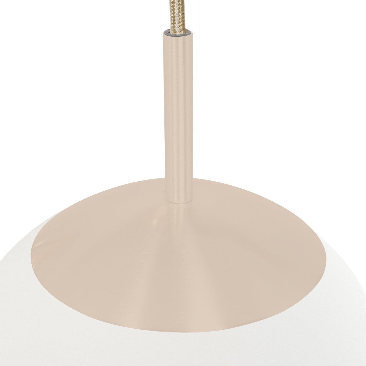 Détail de la coupelle beige et de la finition mate du globe blanc