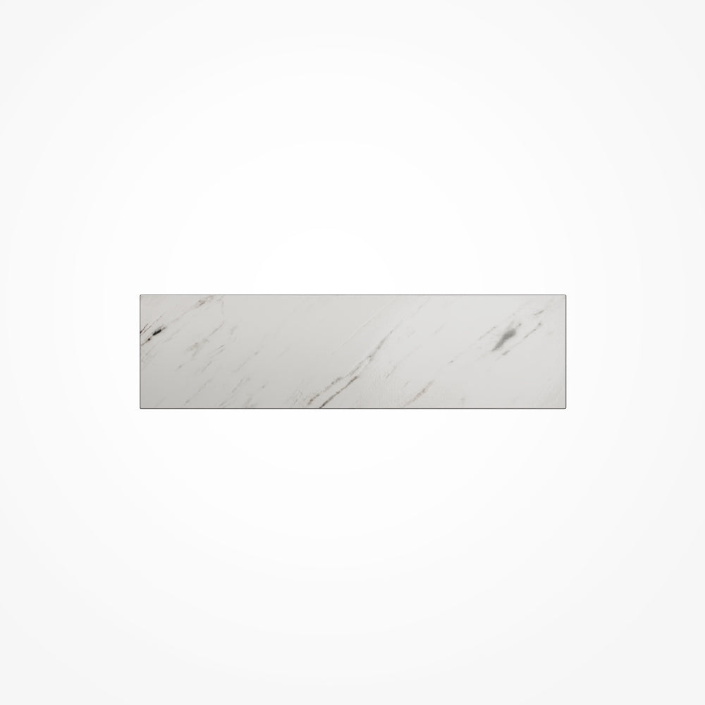 Vue de face de l'applique murale rectangulaire à texture marbre blanc et socle noir.