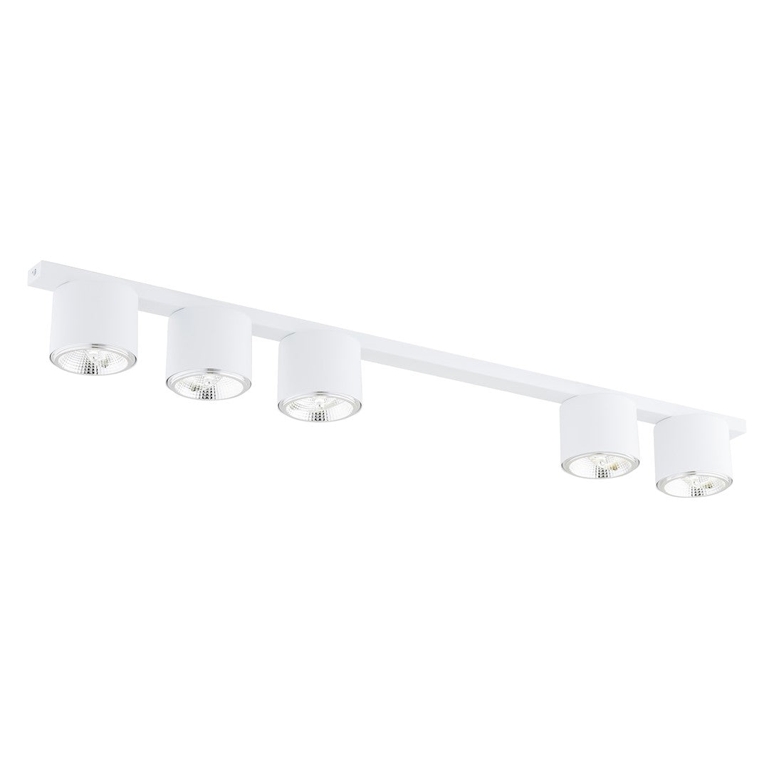 Plafonnier blanc à cinq spots cylindriques orientables présenté de trois quarts sur fond blanc
